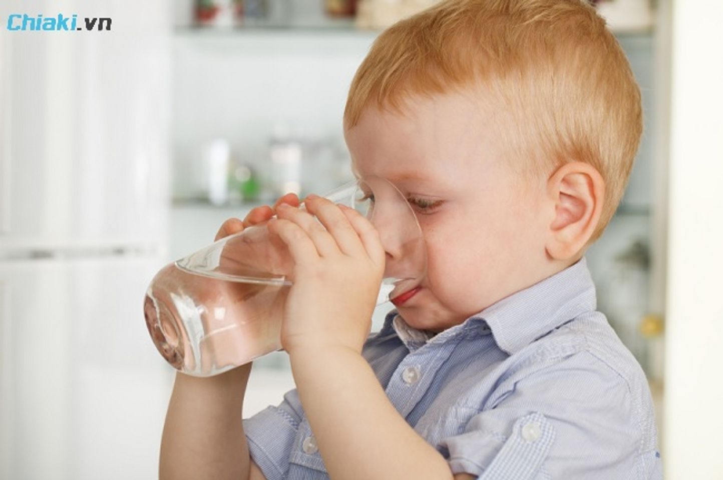 Uống đủ nước sau khi d&ugrave;ng nhiều kh&aacute;ng sinh để đ&agrave;o thải