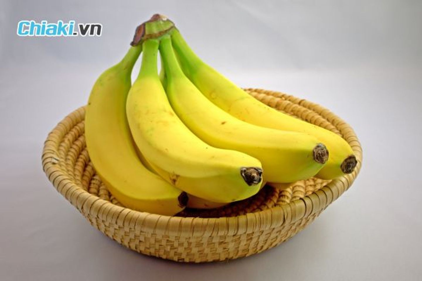 Chuối l&agrave; tr&aacute;i c&acirc;y gi&agrave;u đường tự nhi&ecirc;n, cung cấp năng lượng nhanh v&agrave; bổ sung kali thiết yếu