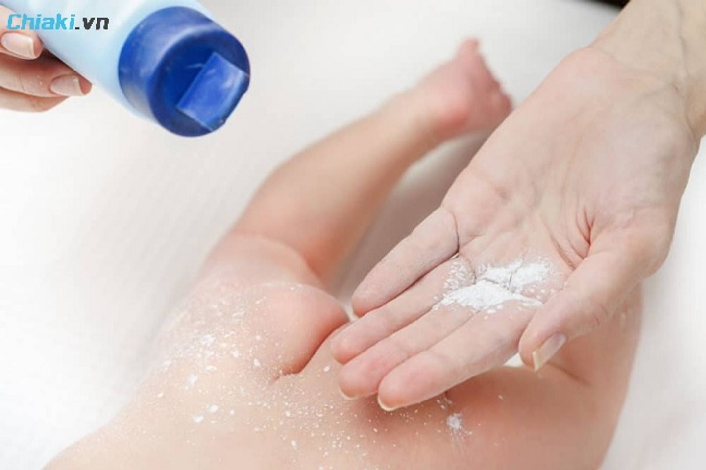 C&oacute; thể d&ugrave;ng phấn r&ocirc;m cho b&eacute; sơ sinh nhưng kh&ocirc;ng n&ecirc;n d&ugrave;ng thường xuy&ecirc;n