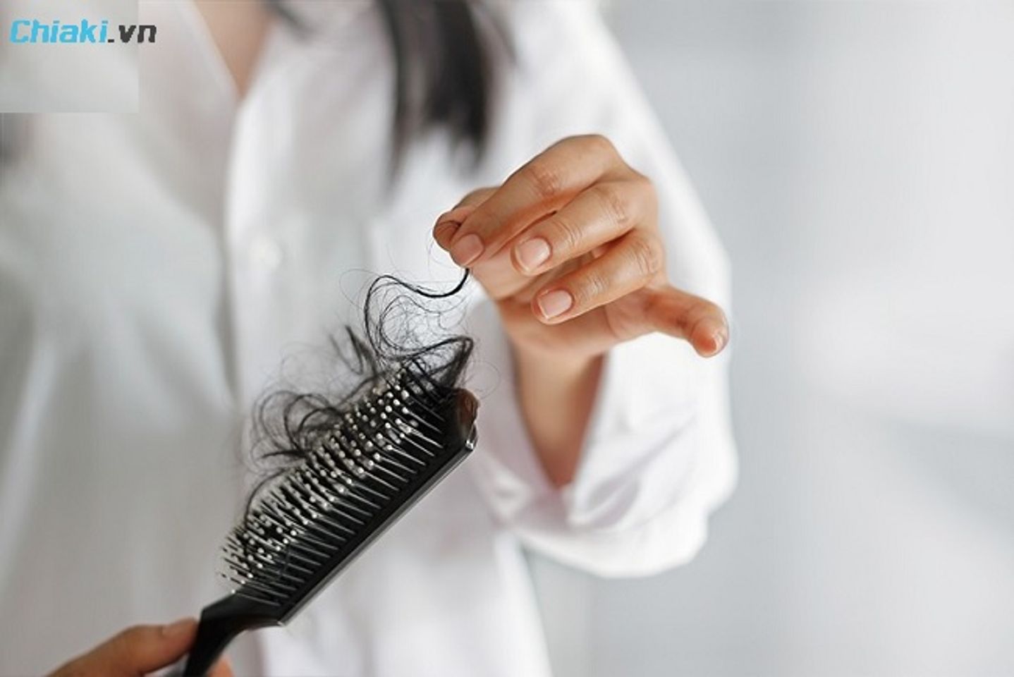 Rụng t&oacute;c k&eacute;o d&agrave;i, m&oacute;ng tay gi&ograve;n, dễ g&atilde;y l&agrave; biểu hiện thiếu kẽm