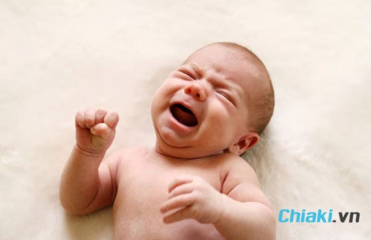 Dấu hiệu trẻ sơ sinh thiếu canxi - Hay quấy kh&oacute;c