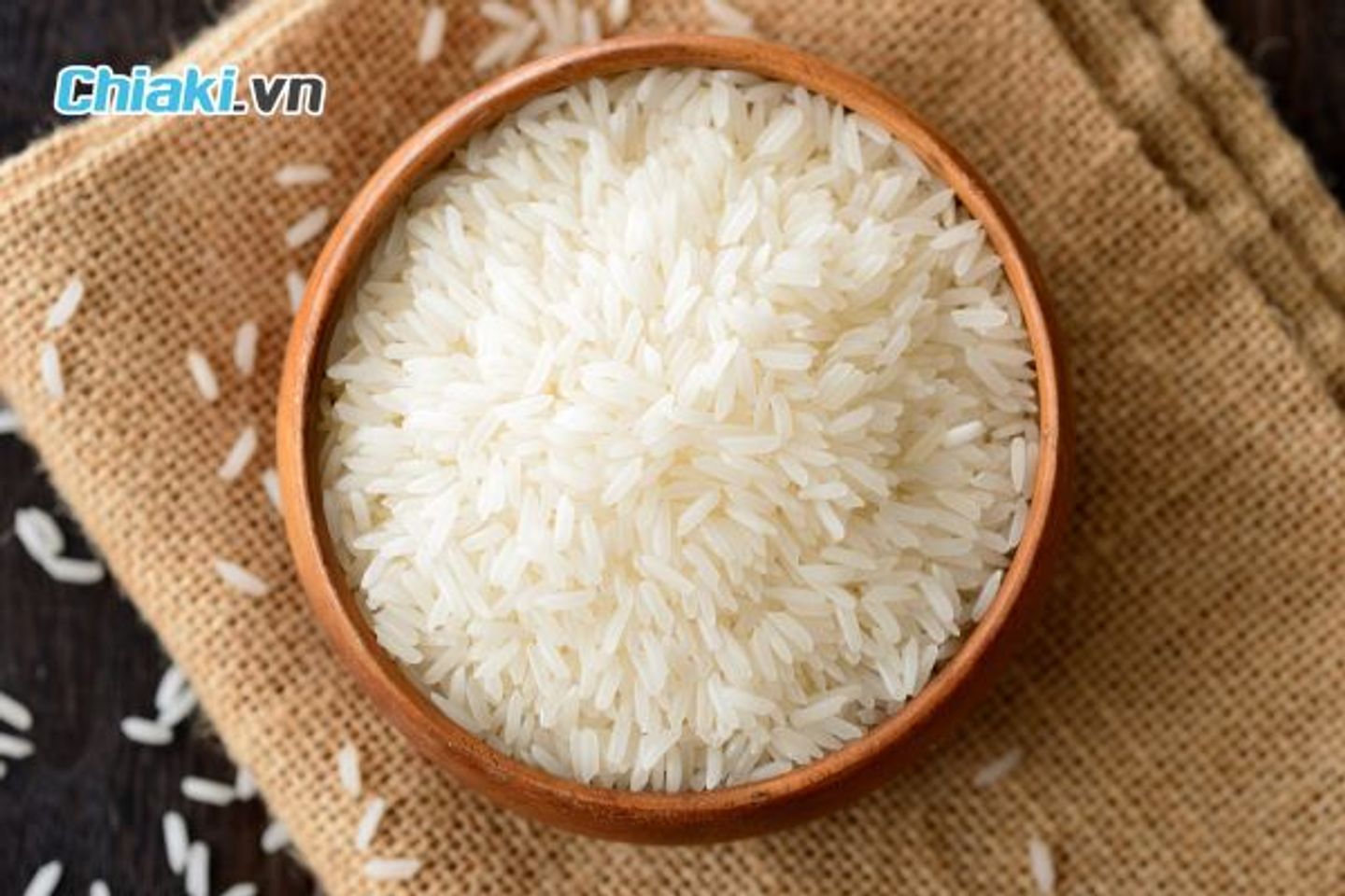 Gạo l&agrave; thực phẩm gi&agrave;u carb phổ biến trong khẩu phần ăn hằng ng&agrave;y của người Việt