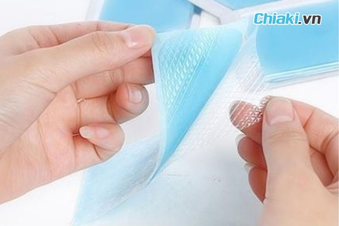 Hướng dẫn c&aacute;ch sử dụng miếng d&aacute;n hạ sốt đ&uacute;ng chuẩn