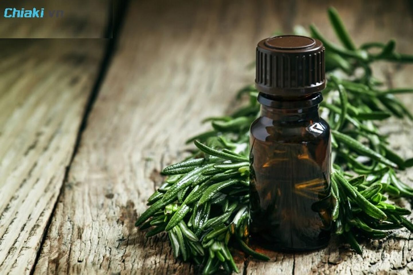 Dầu tr&agrave;m kh&ocirc;ng g&acirc;y n&oacute;ng r&aacute;t khi b&ocirc;i l&ecirc;n da