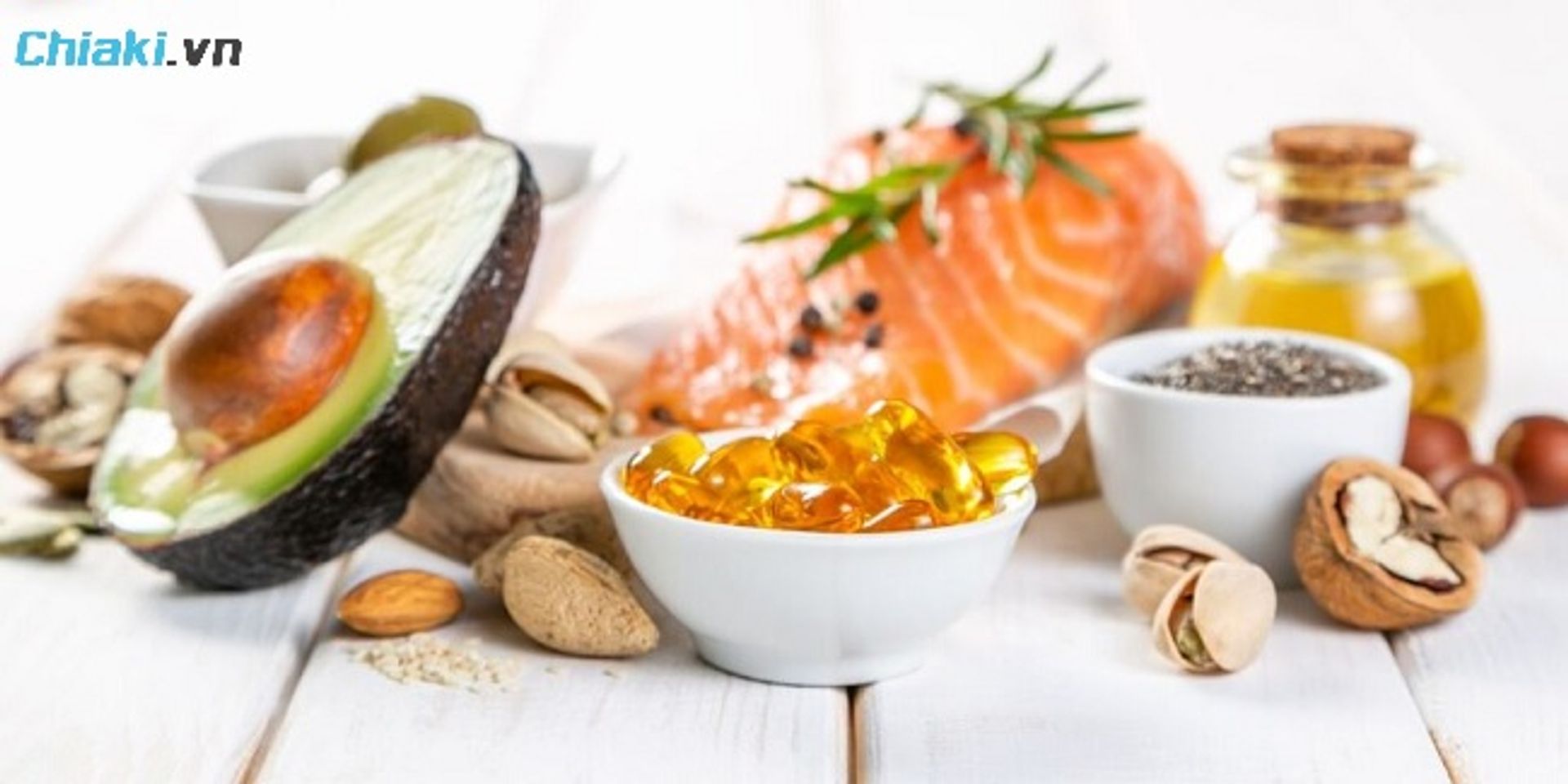 B&ecirc;n cạnh sử dụng vi&ecirc;n uống th&igrave; vẫn cần kết hợp th&ecirc;m thực phẩm v&agrave;o chế độ ăn 