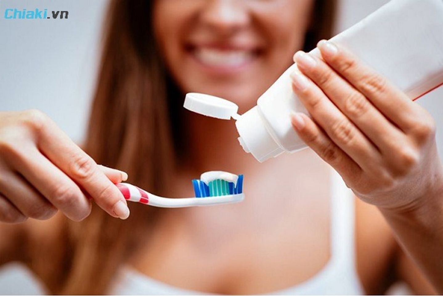 Đ&aacute;nh răng &iacute;t nhất 2 lần/ng&agrave;y, sử dụng chỉ nha khoa v&agrave; nước s&uacute;c miệng để duy tr&igrave; khoang miệng khỏe mạnh