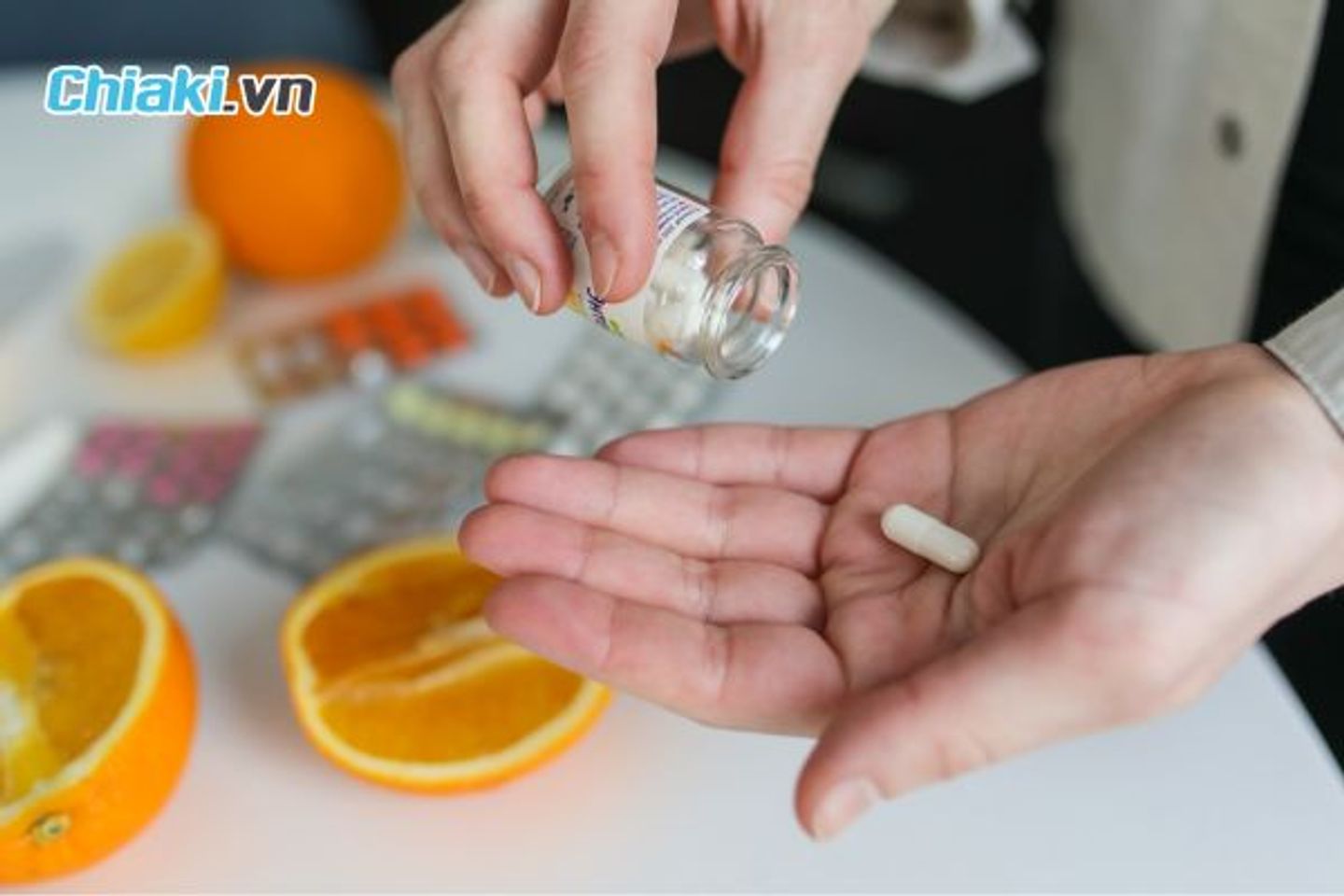 N&ecirc;n uống sắt v&agrave; canxi v&agrave;o thời điểm n&agrave;o trong ng&agrave;y?