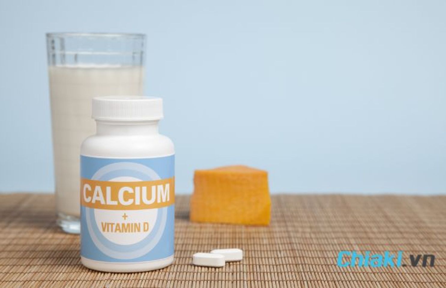 Phụ nữ 40 tuổi mang thai cần bổ sung g&igrave; - Canxi & Vitamin D