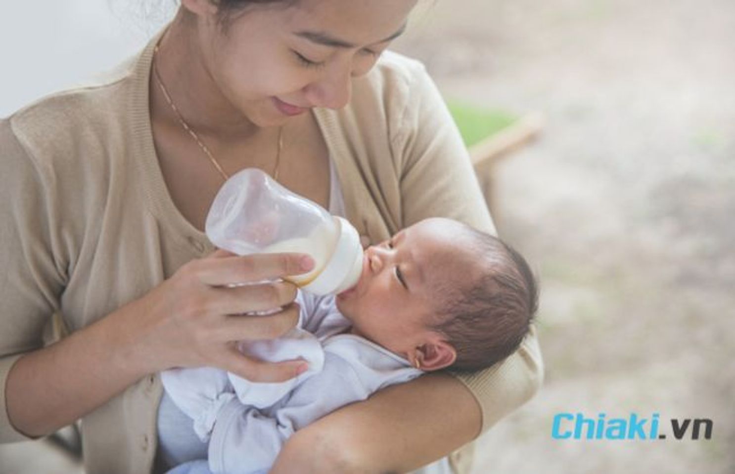 Sử dụng sữa c&ocirc;ng thức gi&agrave;u canxi cho trẻ sơ sinh