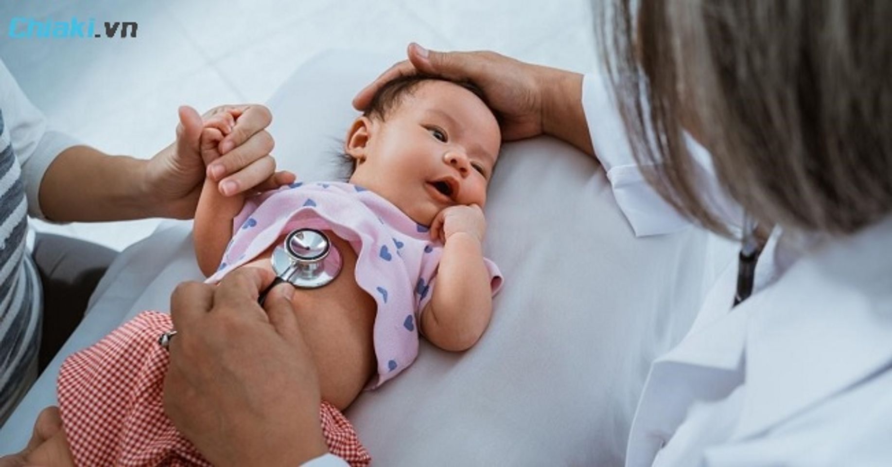 Nguy&ecirc;n nh&acirc;n khiến em b&eacute; hay giật m&igrave;nh khi ngủ c&oacute; thể do thiếu chất dinh dưỡng