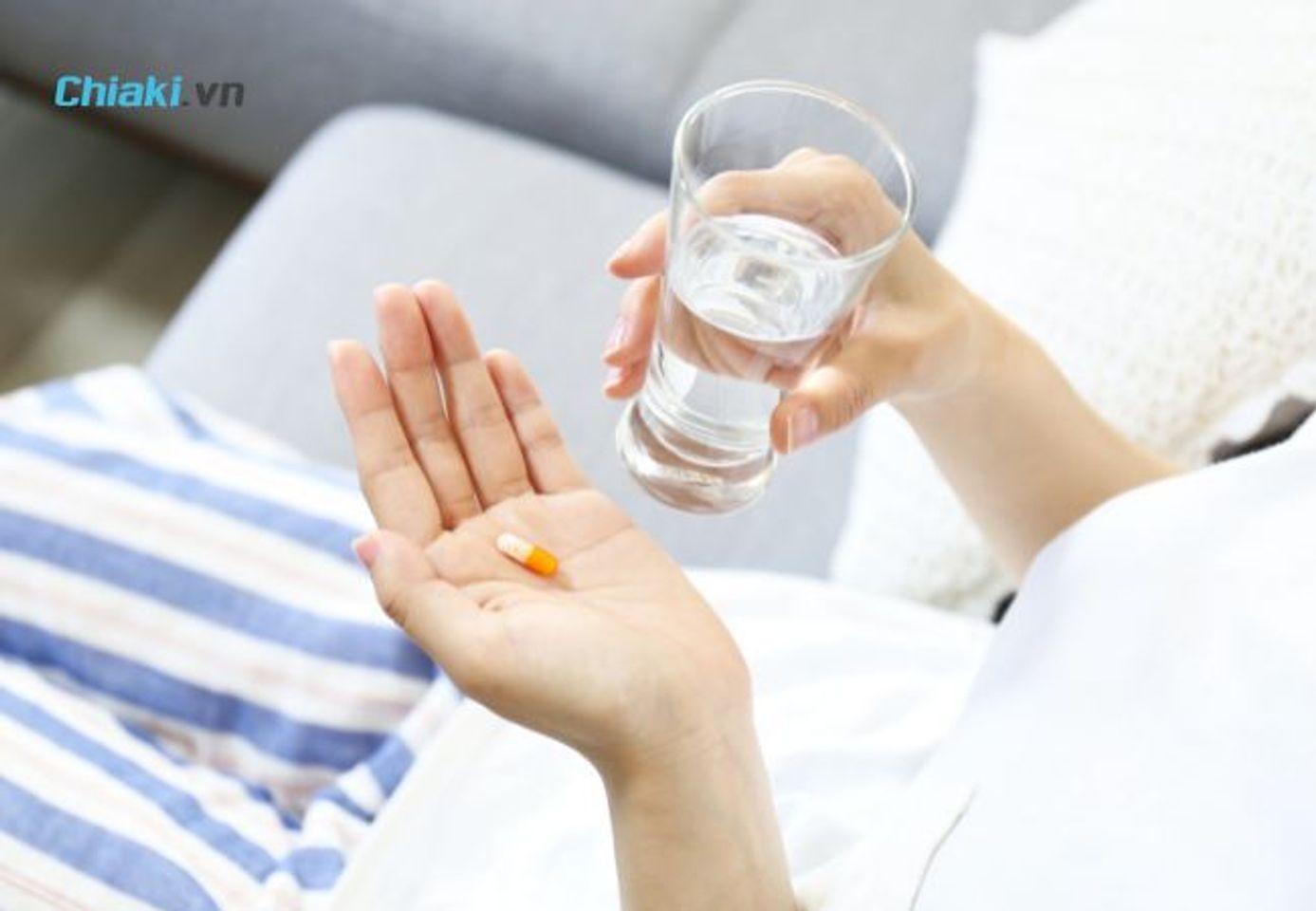 Uống sắt v&agrave;o buổi s&aacute;ng (trước ăn hoặc sau ăn 2 tiếng) v&agrave; canxi v&agrave;o giữa buổi s&aacute;ng hoặc buổi trưa (sau ăn).