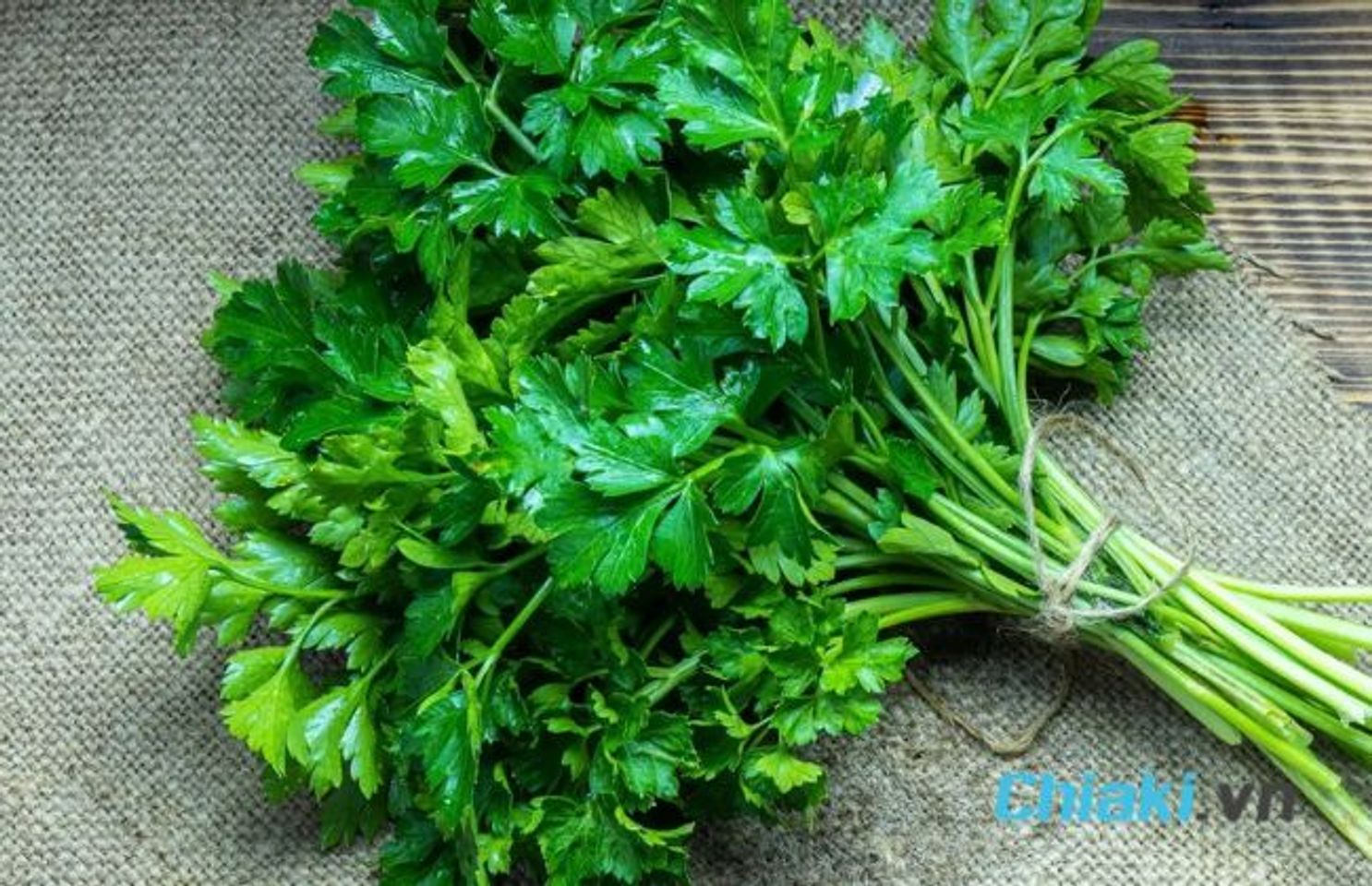 Ăn rau m&ugrave;i t&acirc;y gi&uacute;p điều h&ograve;a kinh nguyệt