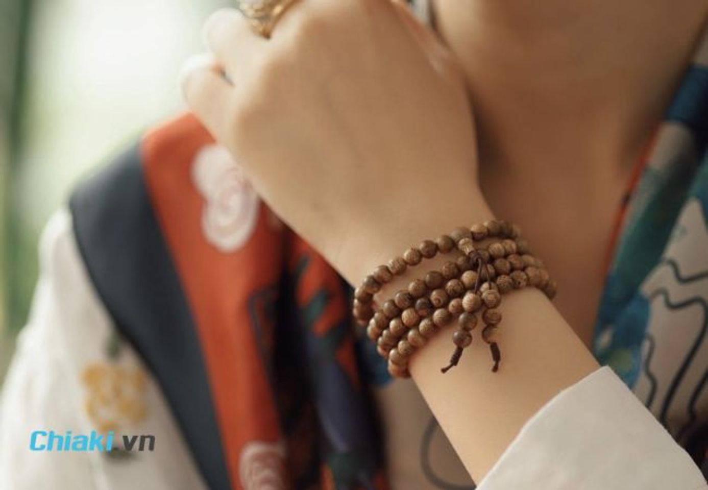 Lựa chọn v&ograve;ng trầm hương tự nhi&ecirc;n với số hạt từ 18 - 21 hạt để dễ đeo h&agrave;ng ng&agrave;y