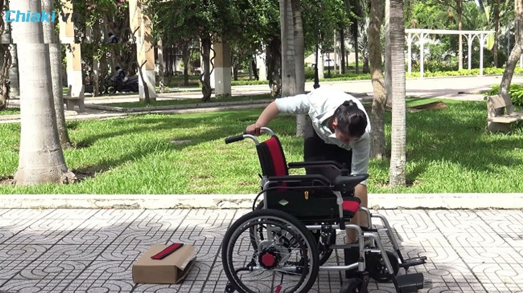 C&aacute;ch sử dụng v&agrave; bảo tr&igrave; xe lăn gấp gọn tại nh&agrave;