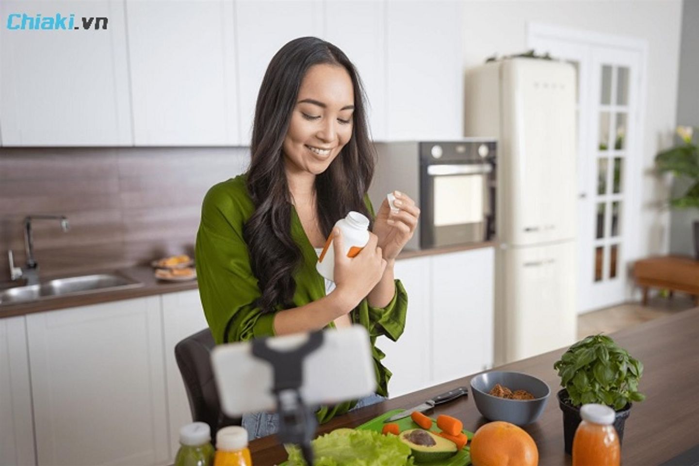 Lu&ocirc;n chọn thực phẩm chức năng c&acirc;n bằng nội tiết tố nữ c&oacute; chứng nhận