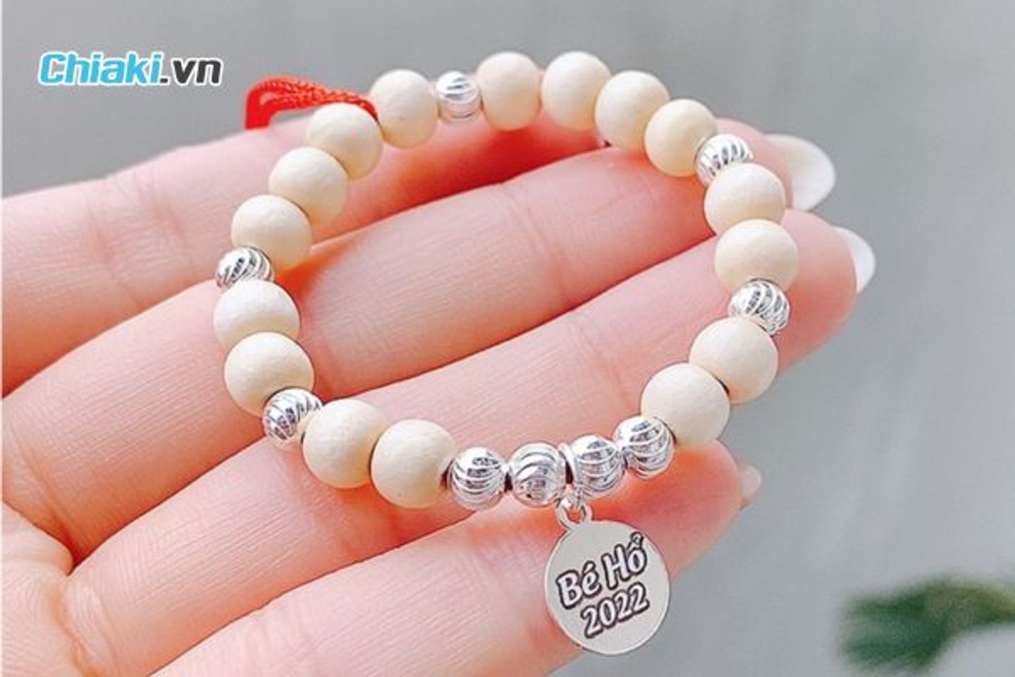 Những lưu &yacute; khi sử dụng v&ograve;ng d&acirc;u tằm cho b&eacute;