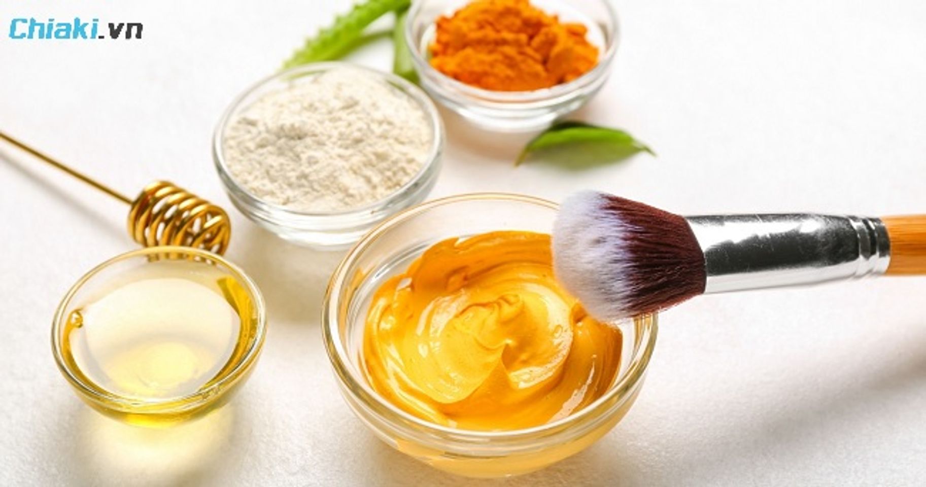 Sử dụng mặt nạ nghệ tươi v&agrave; mật ong th&uacute;c đẩy t&aacute;i tạo da