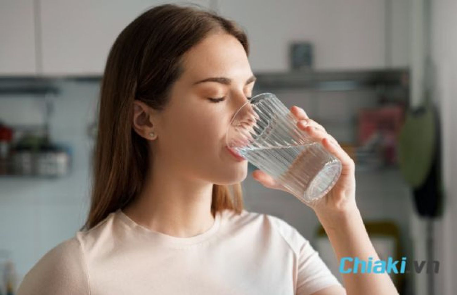 Uống đủ nước gi&uacute;p điều h&ograve;a kinh nguyệt