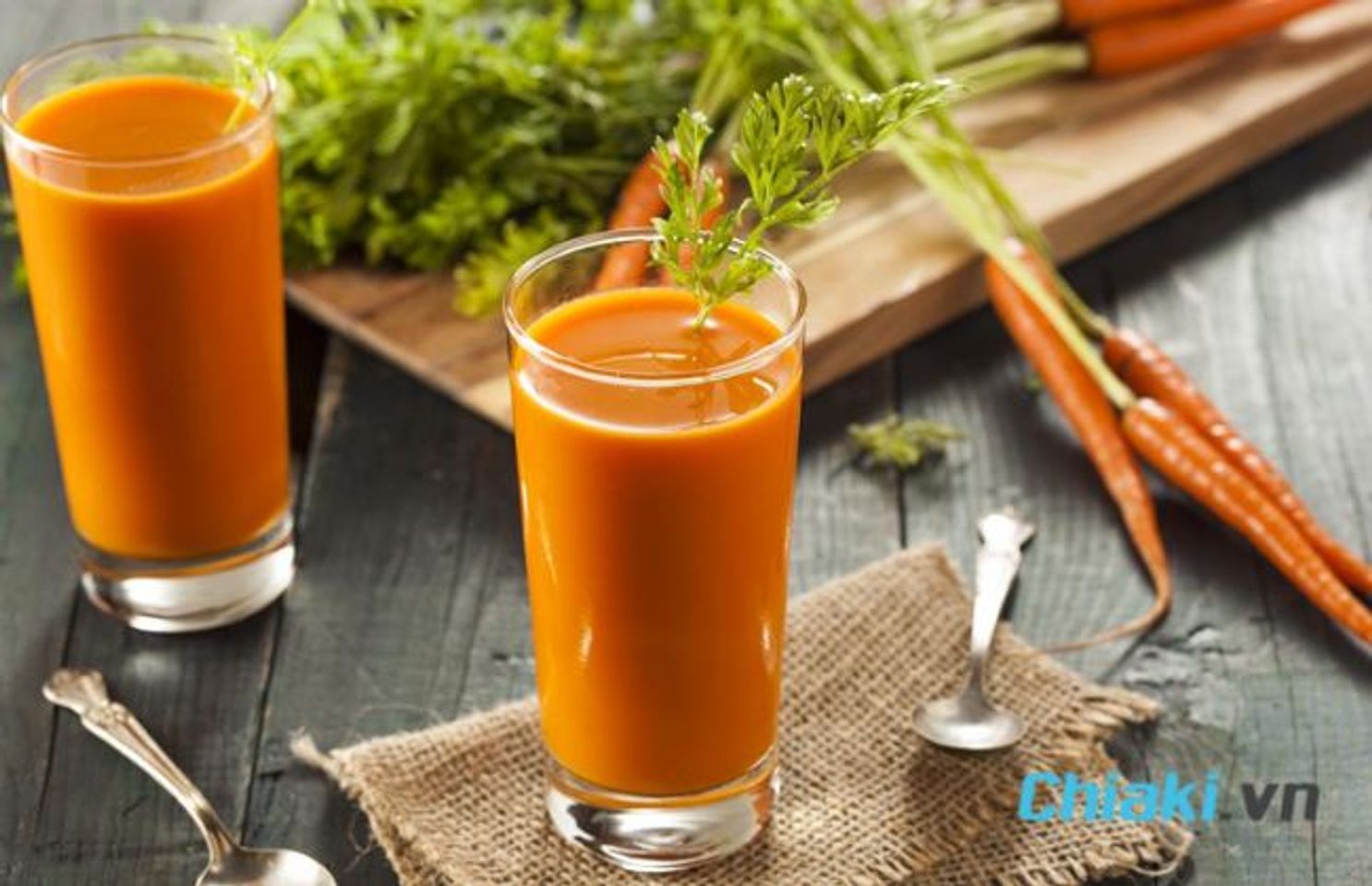 Uống nước &eacute;p c&agrave; rốt gi&uacute;p điều h&ograve;a kinh nguyệt