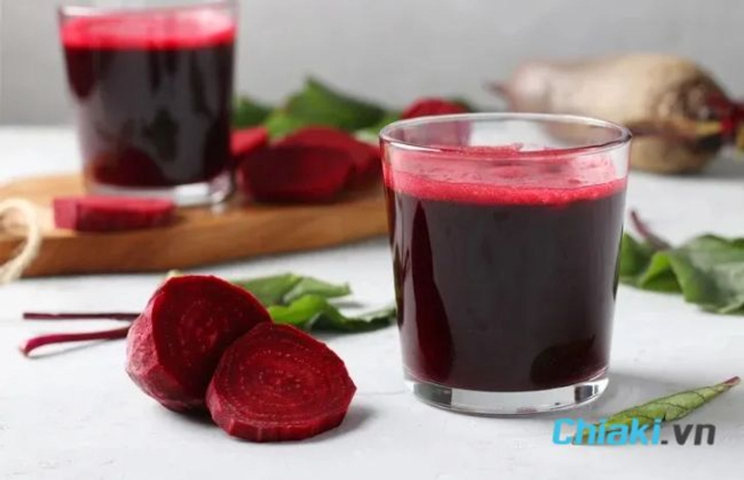 Uống nước &eacute;p củ dền gi&uacute;p điều h&ograve;a kinh nguyệt