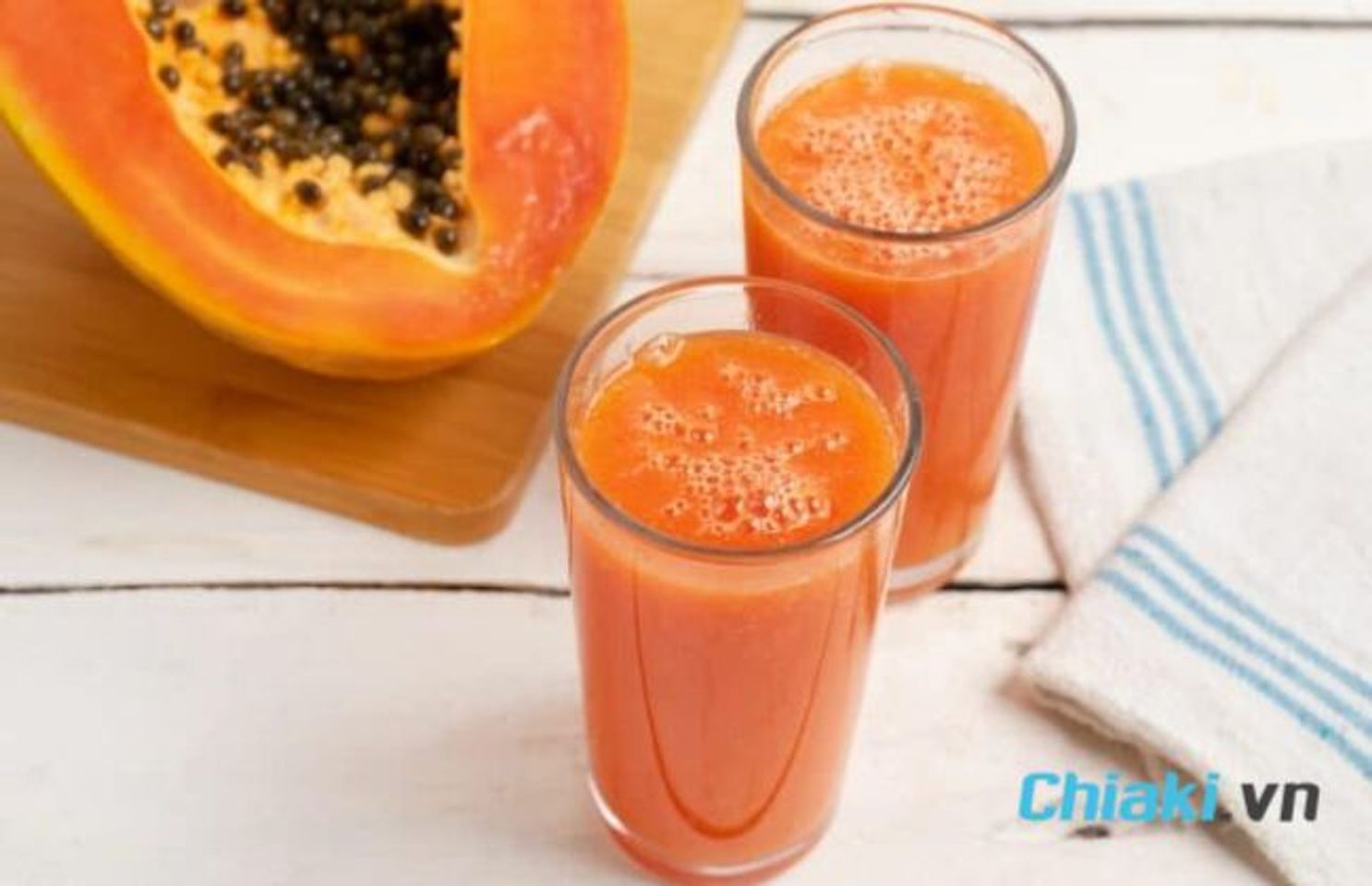 Uống nước &eacute;p đu đủ gi&uacute;p điều h&ograve;a kinh nguyệt