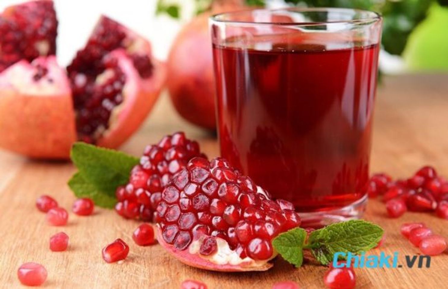 Uống nước &eacute;p lựu gi&uacute;p điều h&ograve;a kinh nguyệt