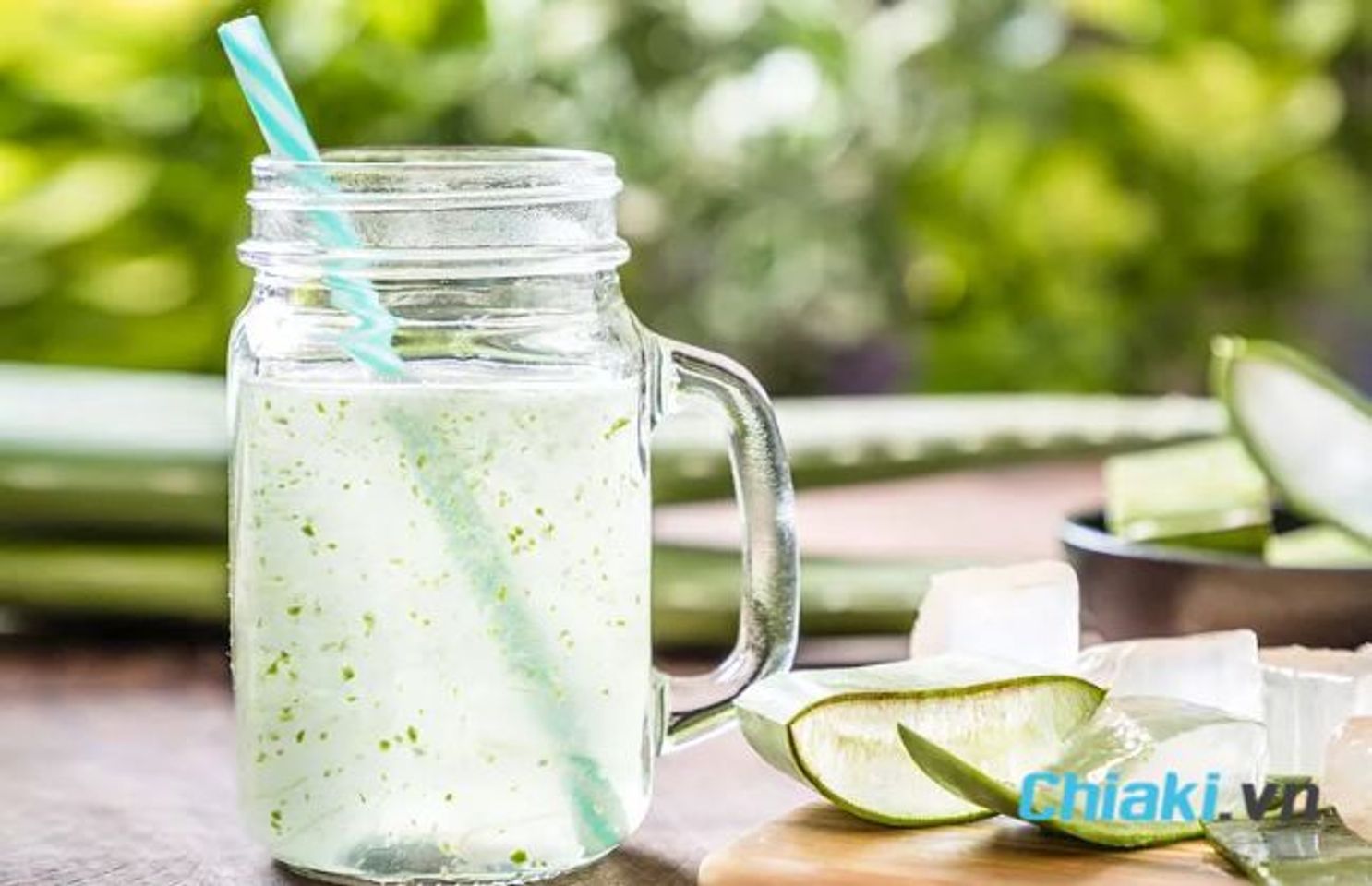 Uống nước &eacute;p nha đam gi&uacute;p điều h&ograve;a kinh nguyệt