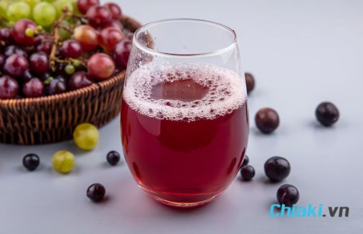 Uống nước &eacute;p nho gi&uacute;p điều h&ograve;a kinh nguyệt