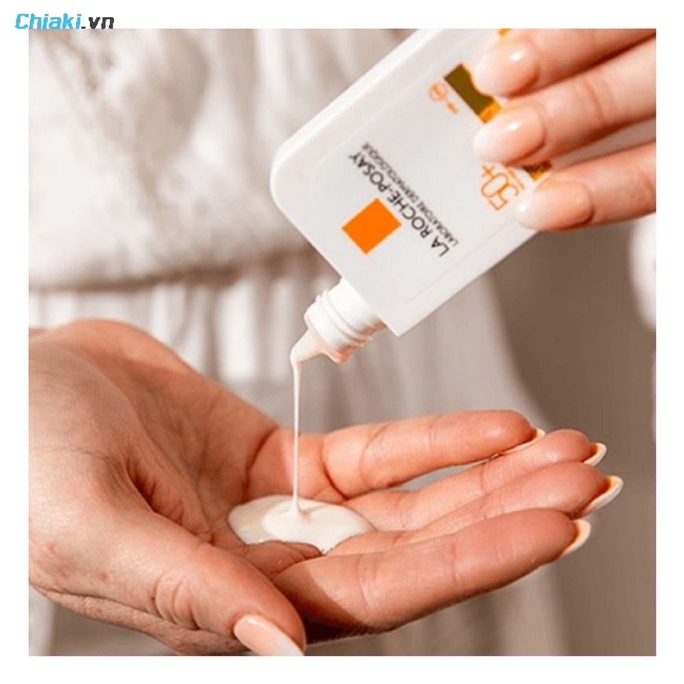 Kem chống nắng La Roche Posay để lại một lớp finish kh&ocirc; r&aacute;o, mịn m&agrave;ng, kh&ocirc;ng b&oacute;ng nhẫy