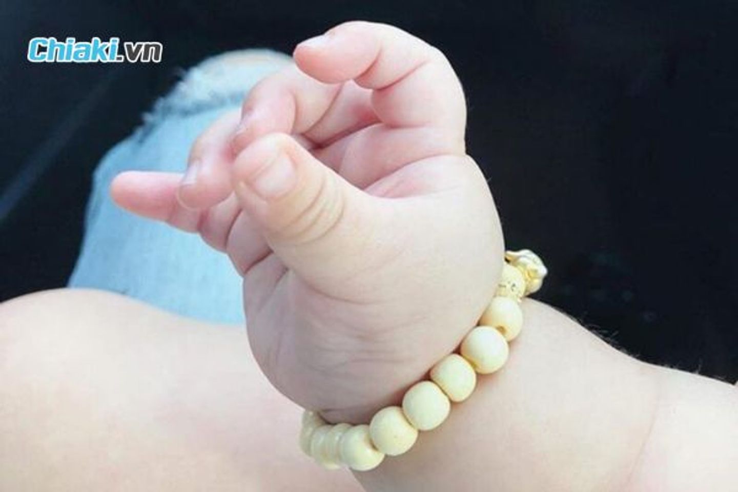 V&ograve;ng d&acirc;u tằm cho b&eacute; m&oacute;n phụ kiện truyền thống mang năng lượng t&iacute;ch cực