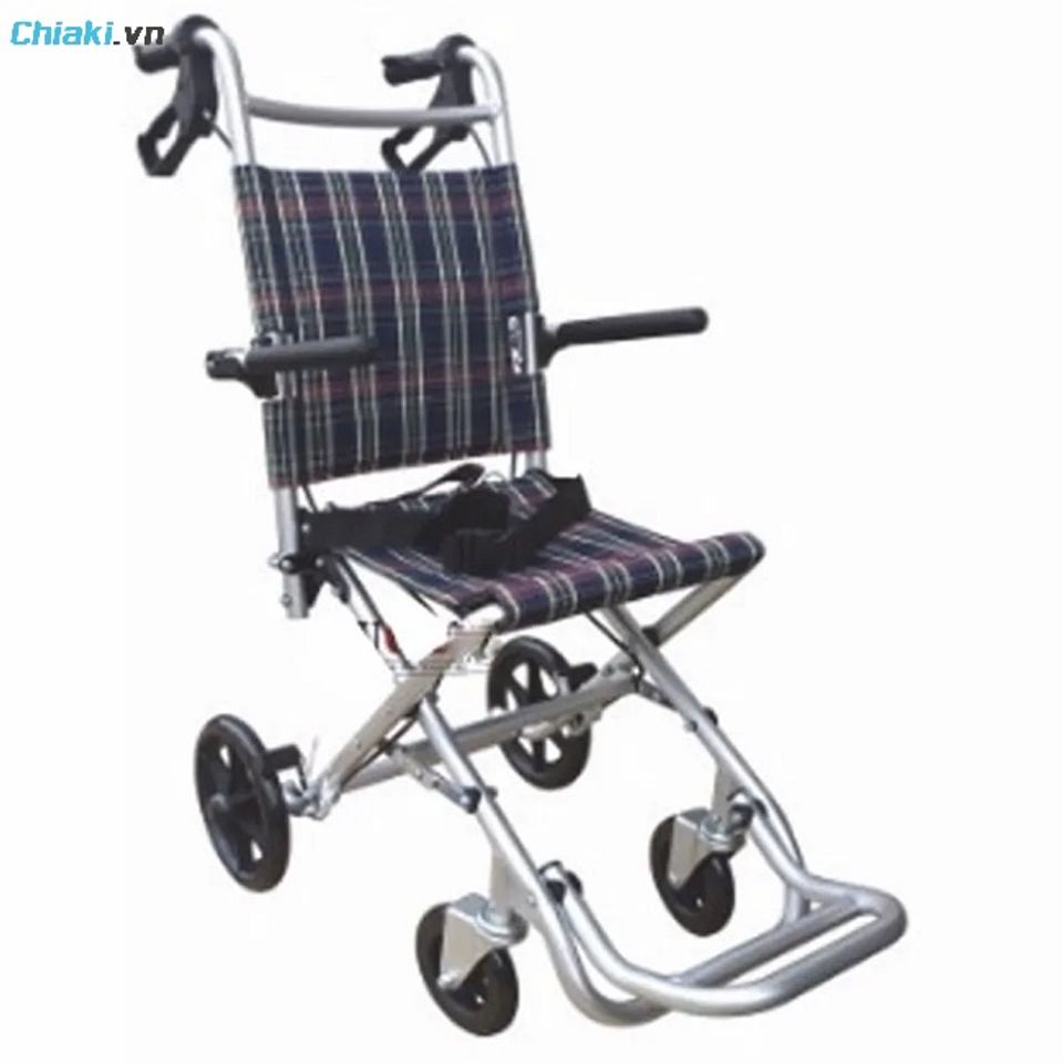 Xe lăn du lịch gấp gọn Lucass X12 khi gấp gọn chỉ cao 74cm, rộng 44cm.