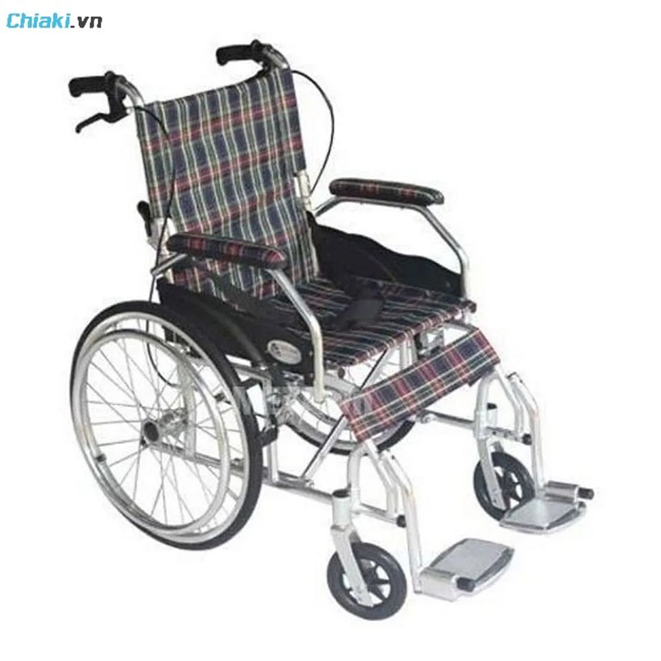Xe lăn du lịch gấp gọn Lucass X63 c&oacute; thể gập cả th&acirc;n, tựa lưng v&agrave; để ch&acirc;n