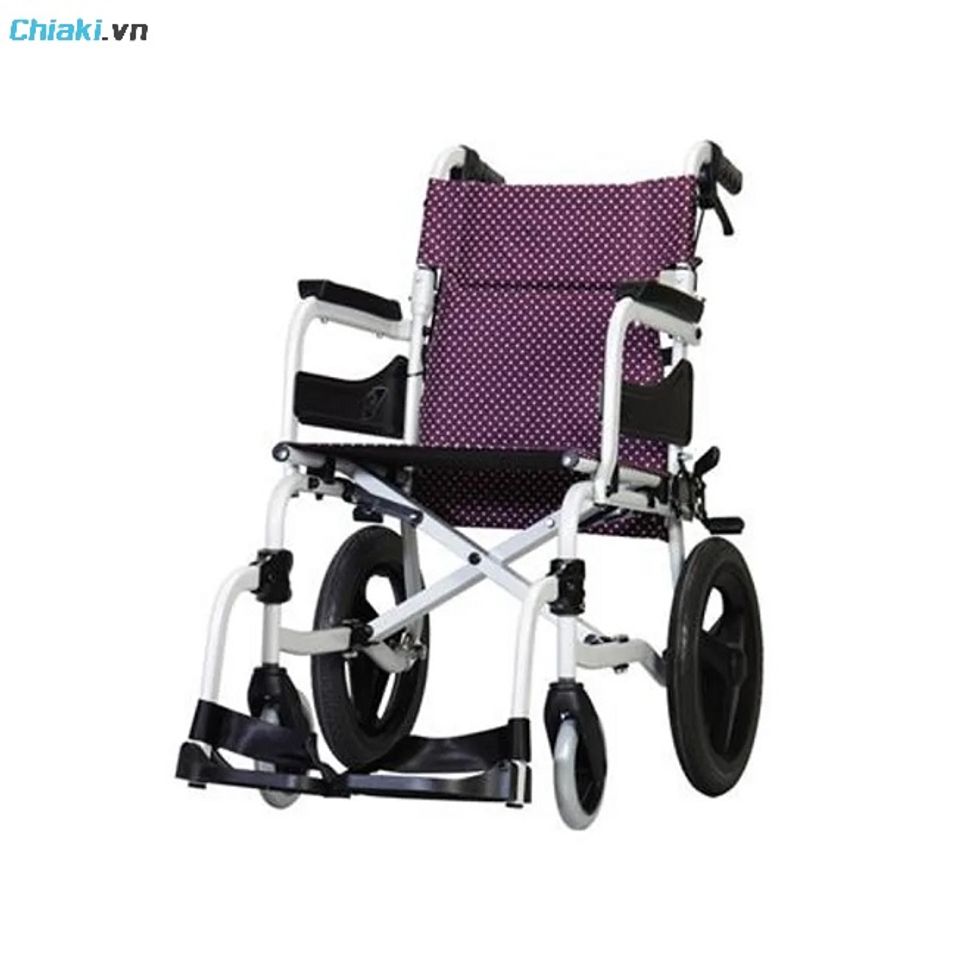 Xe lăn tay ti&ecirc;u chuẩn Karma 215 được thiết kế thấp hơn c&aacute;c xe lăn th&ocirc;ng thường kh&aacute;c