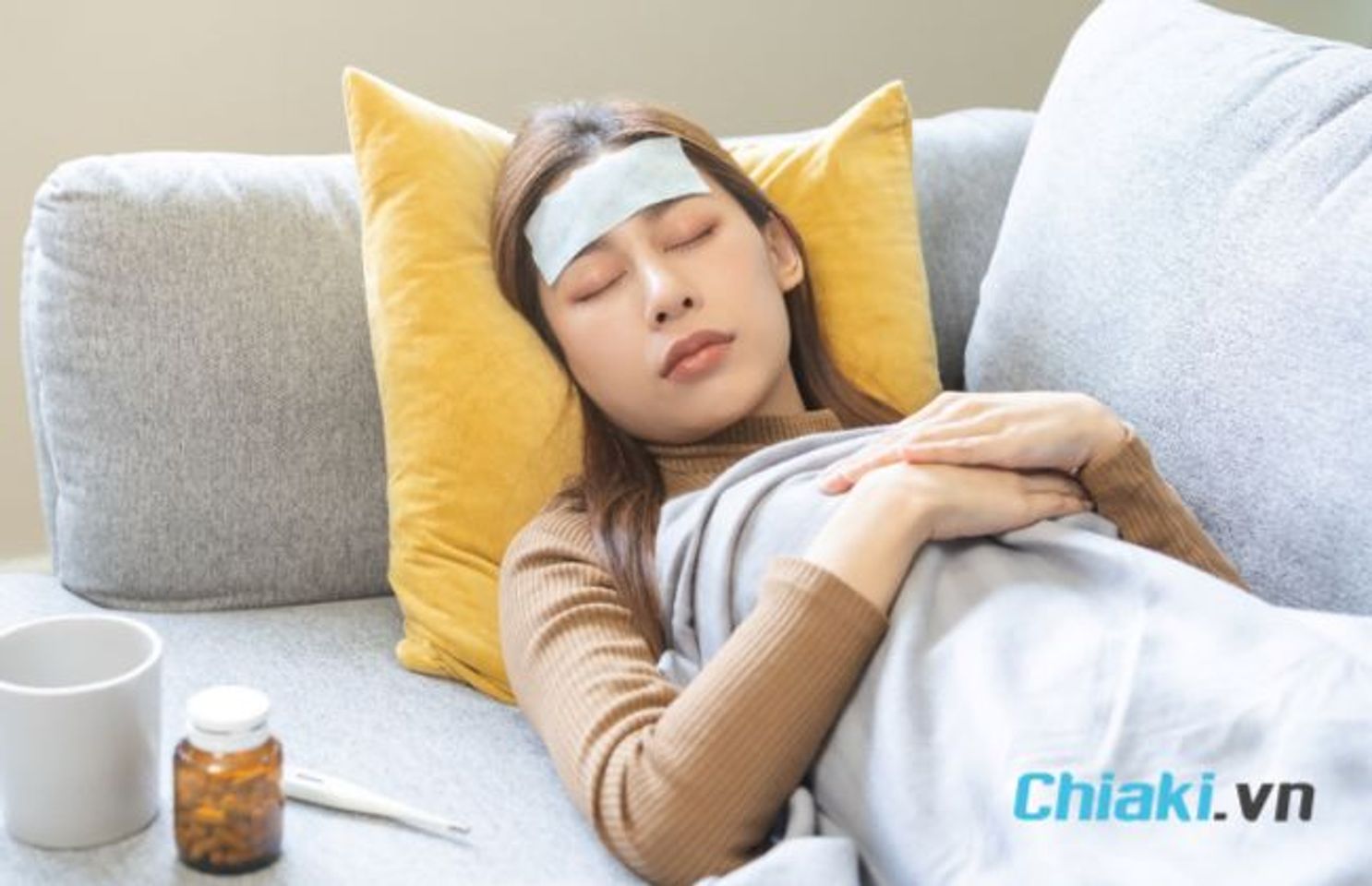 C&aacute;ch d&ugrave;ng miếng d&aacute;n hạ sốt cho người lớn