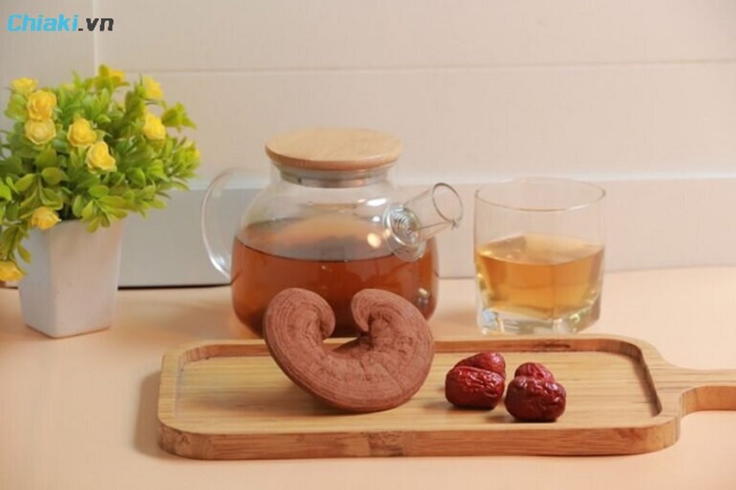 C&aacute;ch ng&acirc;m rượu nấm linh chi với t&aacute;o đỏ hỗ trợ cải thiện giấc ngủ
