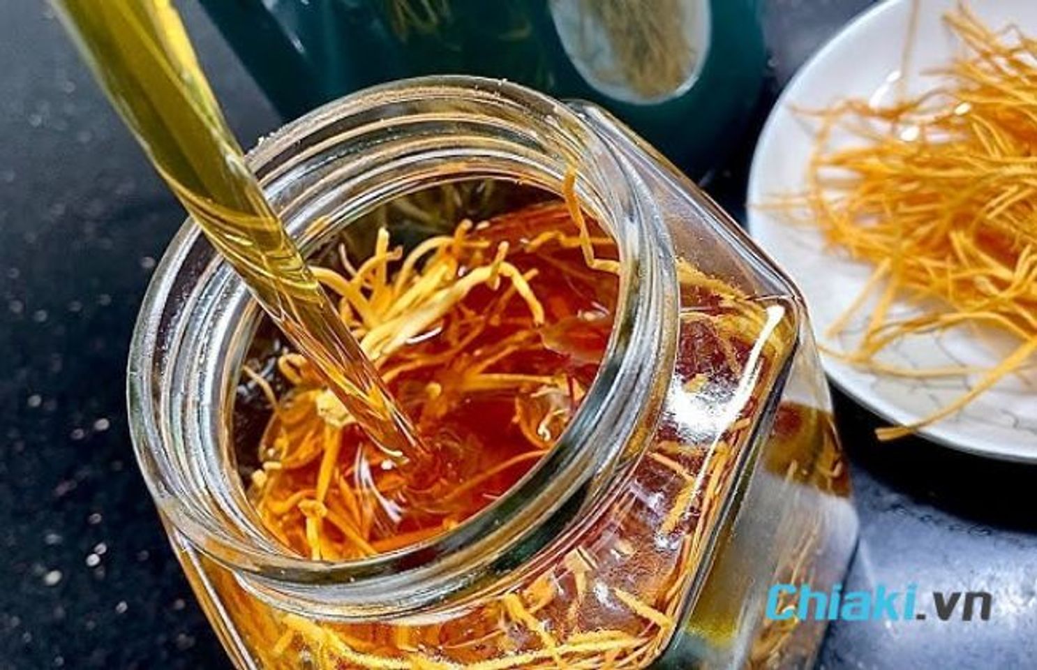 C&aacute;ch ng&acirc;m đ&ocirc;ng tr&ugrave;ng hạ thảo kh&ocirc; với mật ong