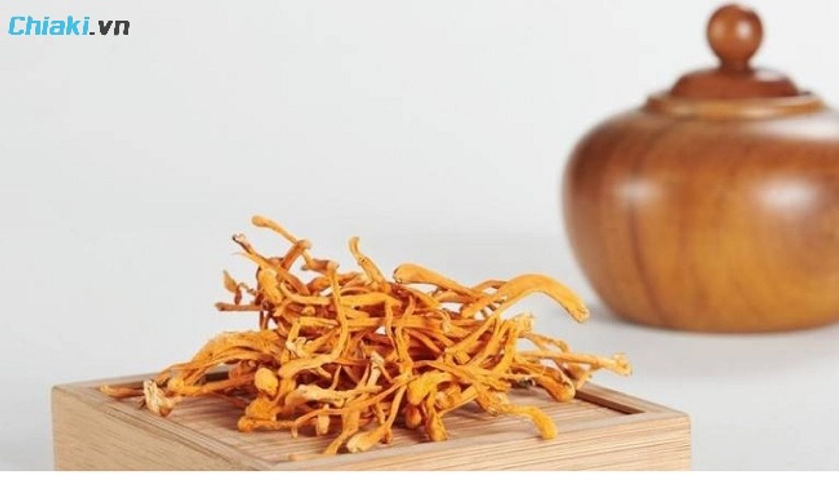 C&aacute;ch ng&acirc;m rượu đ&ocirc;ng tr&ugrave;ng hạ thảo kh&ocirc; đơn giản, giữ được thời gian l&acirc;u