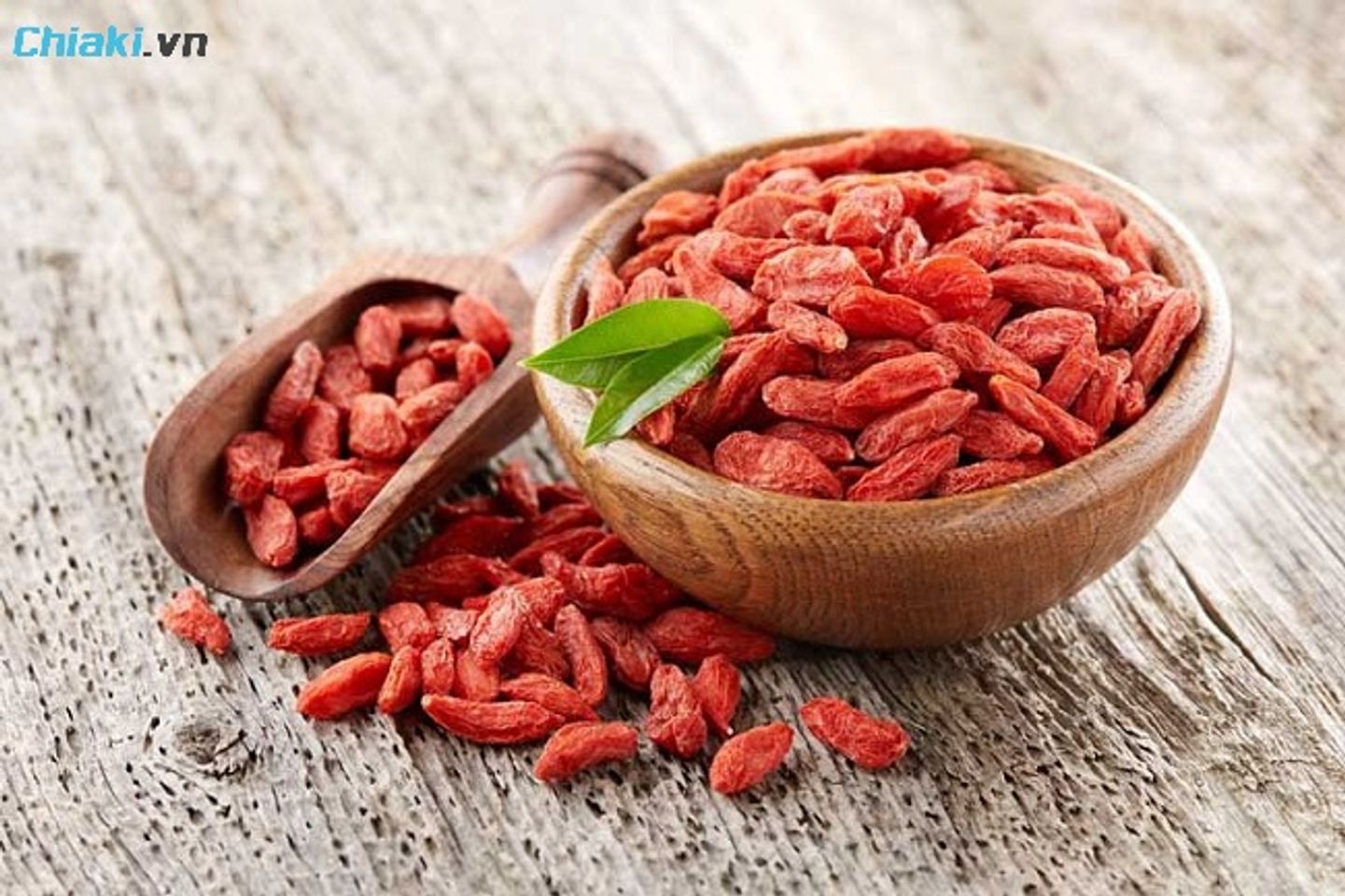 Ng&acirc;m rượu đ&ocirc;ng tr&ugrave;ng hạ thảo với kỷ tử hỗ trợ tăng cường sinh lực, s&aacute;ng mắt