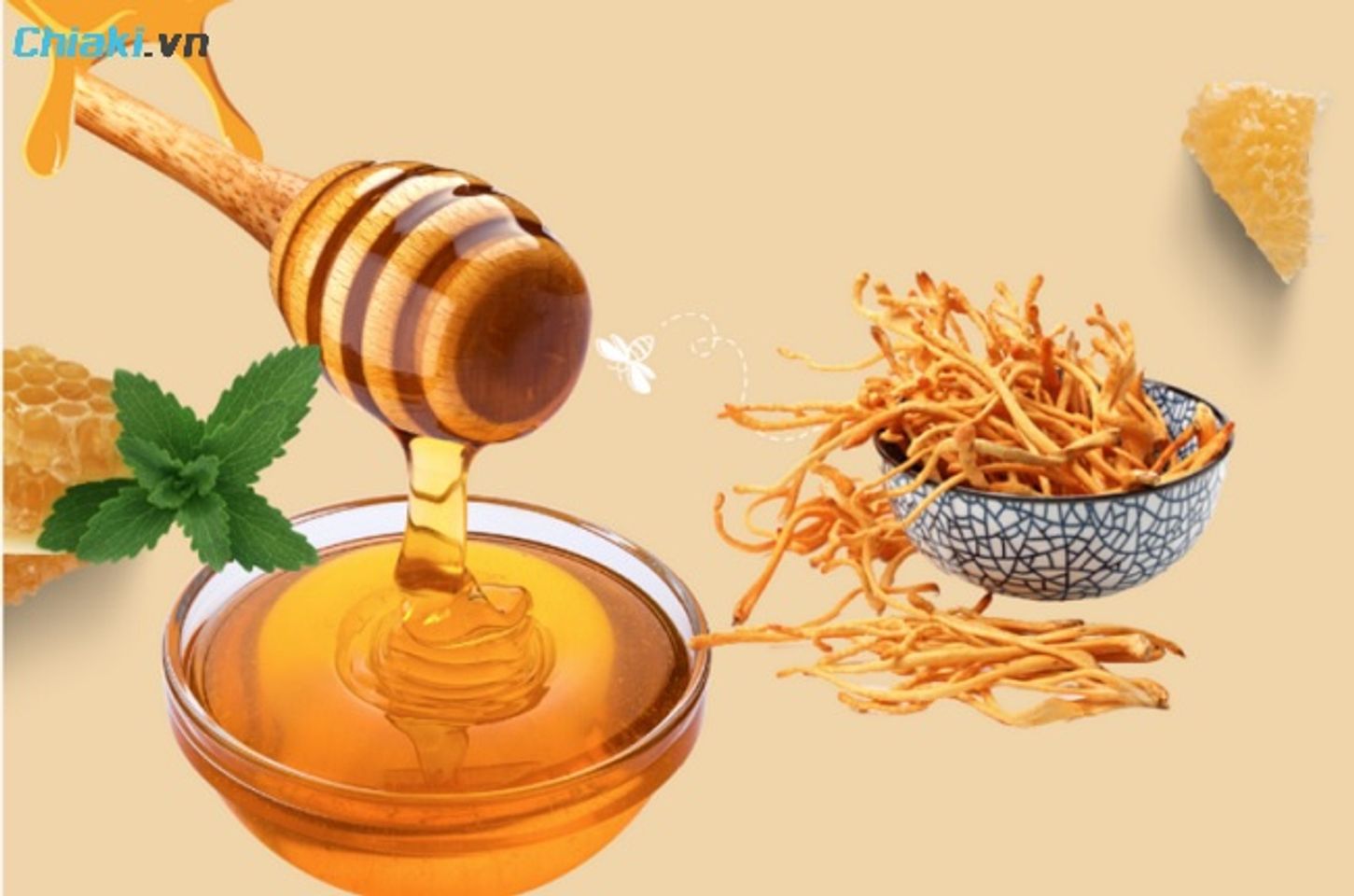 Ng&acirc;m rượu đ&ocirc;ng tr&ugrave;ng hạ thảo với mật ong nguy&ecirc;n chất khiến hương vị rượu thơm dịu, dễ uống hơn