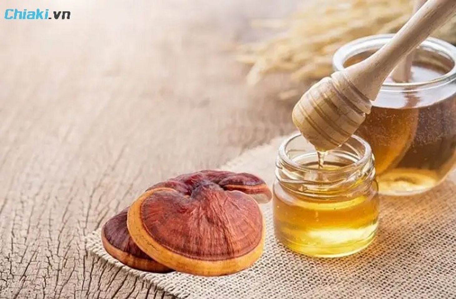 C&aacute;ch ng&acirc;m rượu nấm linh chi với mật ong hỗ trợ bổ sung vitamin v&agrave; kho&aacute;ng chất