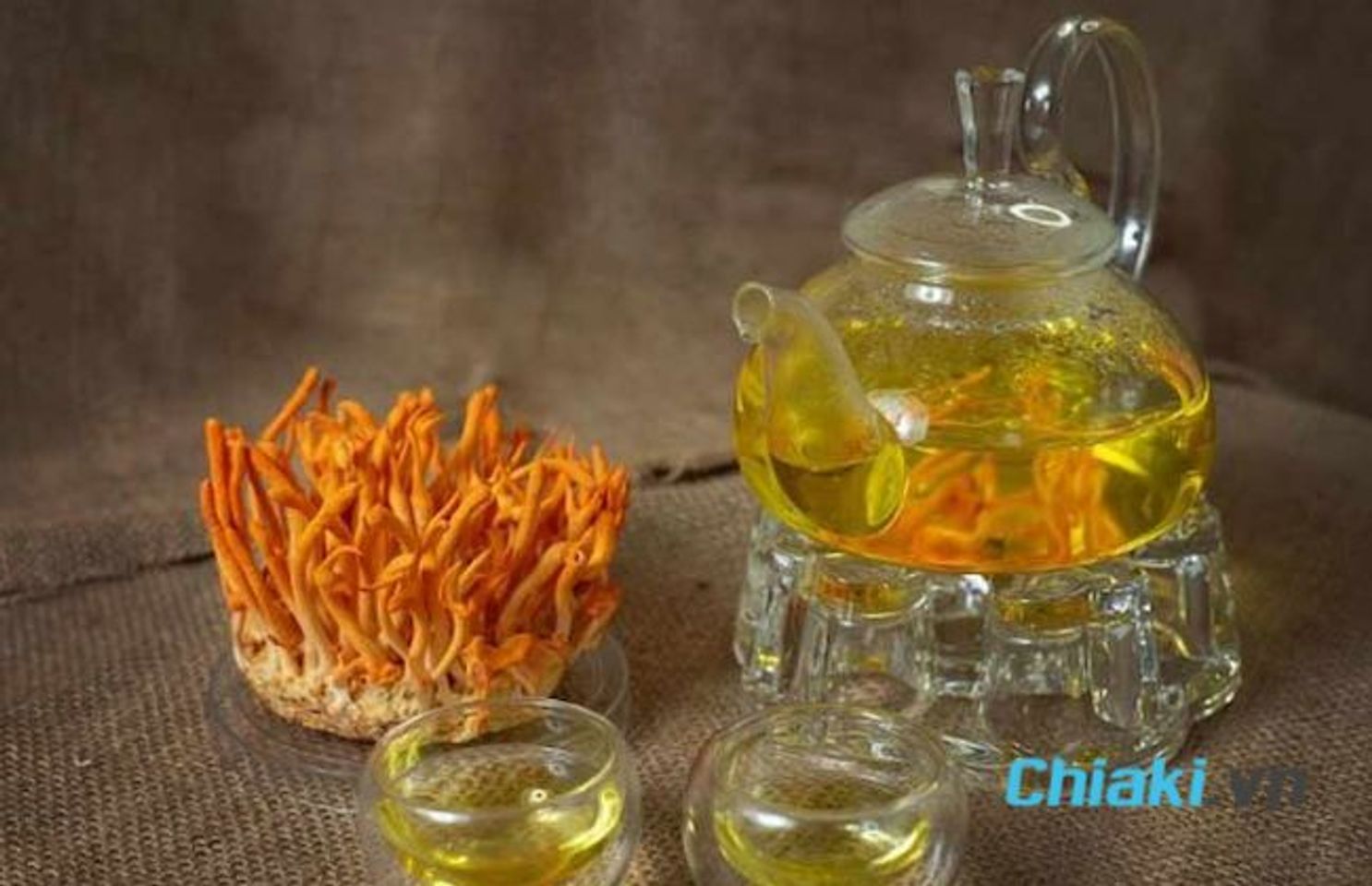 C&oacute; n&ecirc;n uống đ&ocirc;ng tr&ugrave;ng hạ thảo trước khi đi ngủ