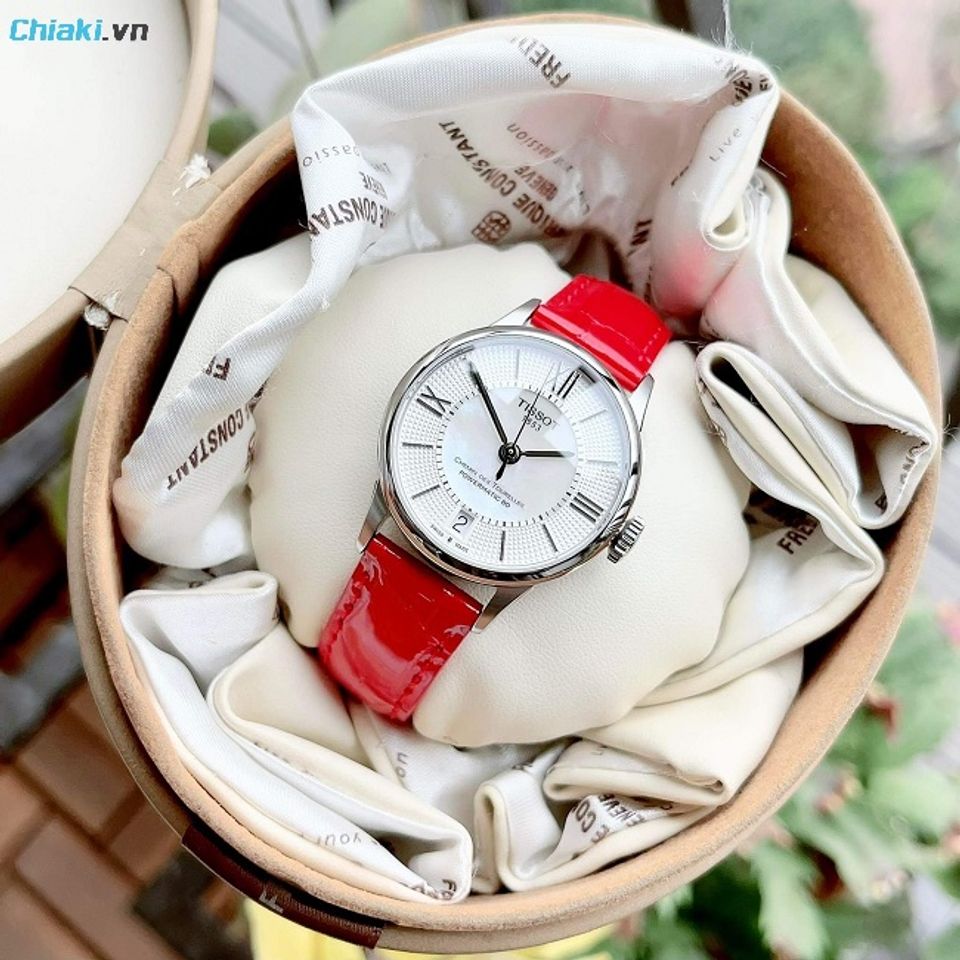 Đồng hồ Tissot nữ m&agrave;u đỏ nổi bật với mặt số được chế t&aacute;c từ x&agrave; cừ tự nhi&ecirc;n m&agrave;u trắng