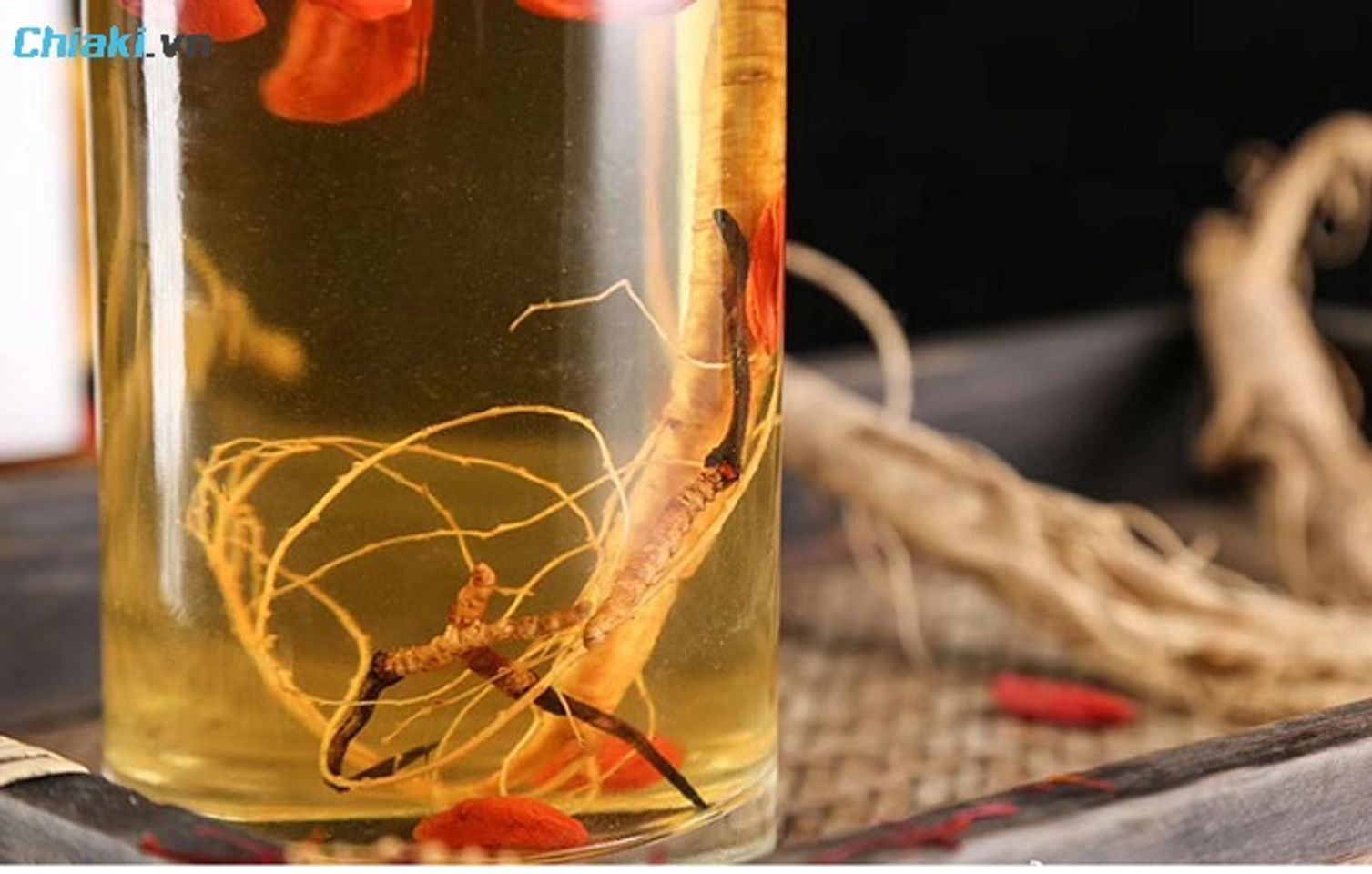 Đ&ocirc;ng tr&ugrave;ng hạ thảo ng&acirc;m rượu mang tới thức uống hỗ trợ tăng cường năng lượng, đề kh&aacute;ng, sức khỏe