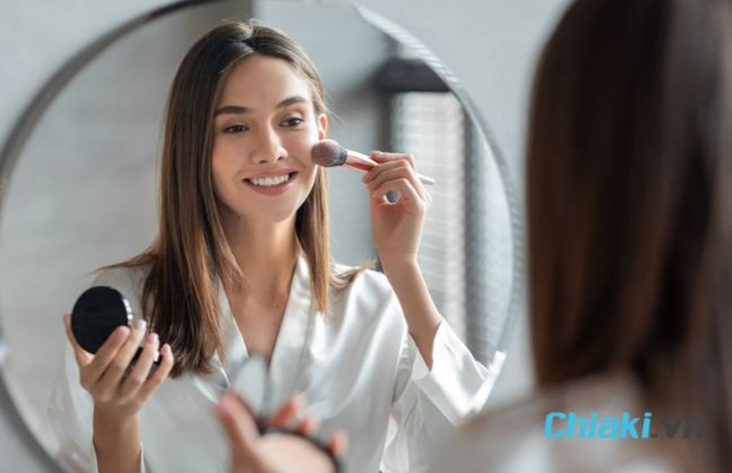 D&ugrave;ng phấn phủ c&oacute; l&agrave;m giảm hiệu quả kem chống nắng kh&ocirc;ng