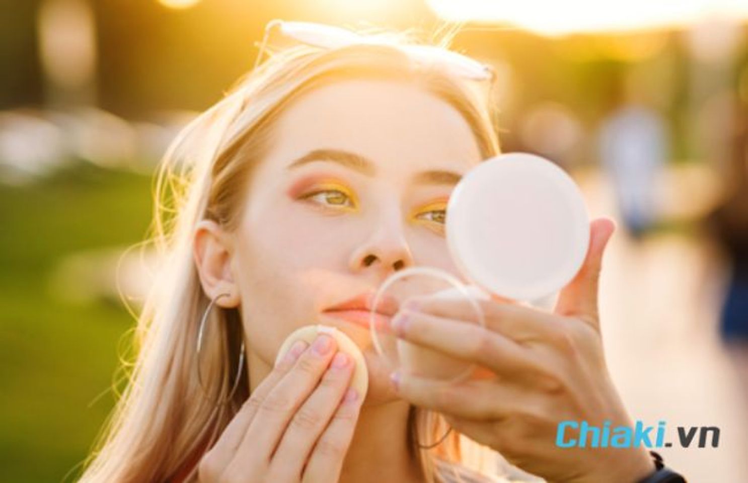 Lưu &yacute; khi sử dụng phấn phủ v&agrave; kem chống nắng