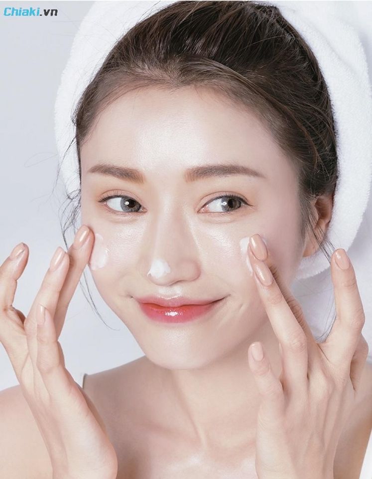 Lu&ocirc;n sử dụng kem chống nắng phổ rộng c&oacute; SPF 50+ v&agrave; PA+++ trở l&ecirc;n v&agrave;o ban ng&agrave;y