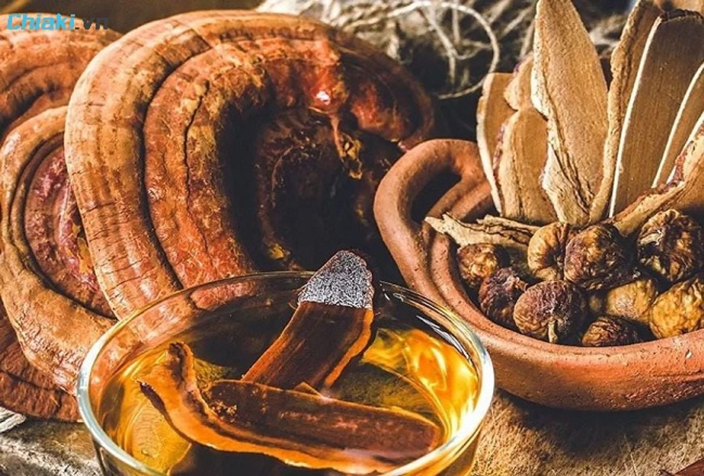 Nấm linh chi c&oacute; thể ng&acirc;m rượu tạo n&ecirc;n loại rượu thuốc bổ dưỡng, dễ bảo quản v&agrave; tiện lợi khi sử dụng.&nbsp;