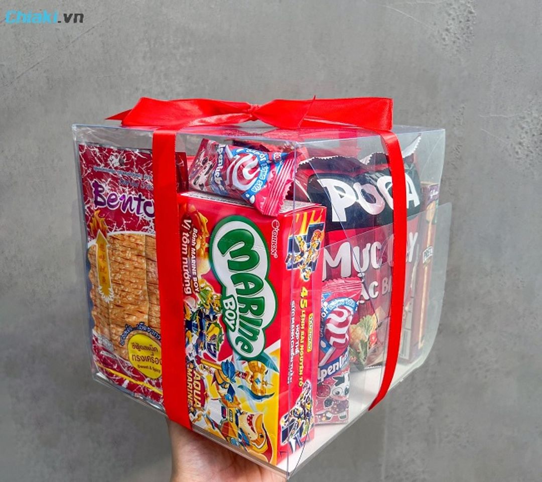 B&aacute;nh kẹo, snack đ&oacute;ng g&oacute;i th&agrave;nh hộp qu&agrave; đảm bảo bạn nữ n&agrave;o nhận cũng vui.