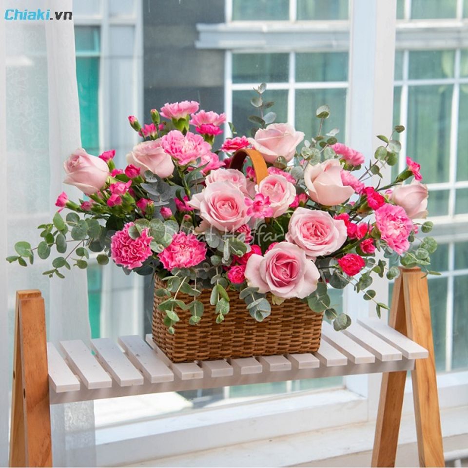 B&oacute; hoa hồng hoặc hoa theo m&ugrave;a l&agrave; m&oacute;n qu&agrave; thể hiện t&igrave;nh y&ecirc;u nồng n&agrave;n của bạn tới mẹ