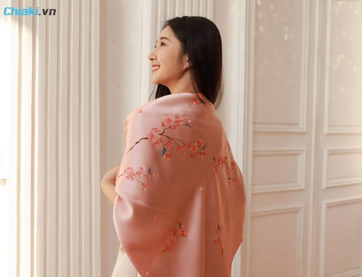 Khăn lụa tơ tằm cao cấp sang trọng khiến mẹ được ấm cổ hơn khi trời lạnh